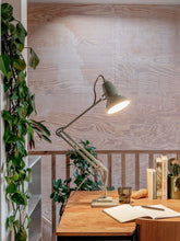 Carica l'immagine nel visualizzatore di Gallery, Anglepoise Original 1227 Tischleuchte – Designklassiker mit ikonischer Funktionalität