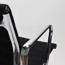 Charger l'image dans la galerie, vitra Eames EA108 Aluminium Chair - drehbarer Bürostuhl mit Armlehnen