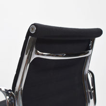 Lade das Bild in den Galerie-Viewer, vitra Eames EA108 Aluminium Chair - drehbarer Bürostuhl mit Armlehnen
