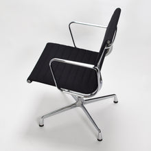 Charger l'image dans la galerie, vitra Eames EA108 Aluminium Chair - drehbarer Bürostuhl mit Armlehnen
