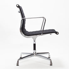 Charger l'image dans la galerie, vitra Eames EA108 Aluminium Chair - drehbarer Bürostuhl mit Armlehnen