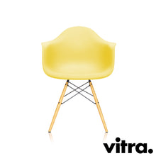 Lade das Bild in den Galerie-Viewer, Vitra Eames Plastic Armchair RE DAW, Untergestell Ahorn, gelblich & weitere Farben