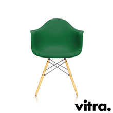 Lade das Bild in den Galerie-Viewer, Vitra Eames Plastic Armchair RE DAW, Untergestell Ahorn, gelblich & weitere Farben