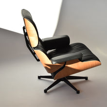 Carica l'immagine nel visualizzatore di Gallery, Vitra Lounge Chair & Ottoman - Amerikanischer Kirschbaum / Leder Premium F Nero (XL / Neue Maße)