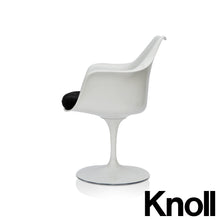 Charger l'image dans la galerie, Knoll Saarinen Tulip Armlehnstuhl, weiss, drehbar mit Sitzkissen Hallingdal