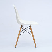 Lade das Bild in den Galerie-Viewer, Vitra – Eames Plastic Side Chair RE DSW, Untergestell Esche, honigfarben & weitere Farben