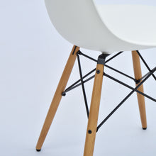 Lade das Bild in den Galerie-Viewer, Vitra – Eames Plastic Side Chair RE DSW, Untergestell Esche, honigfarben & weitere Farben