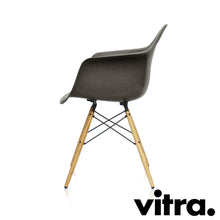 Charger l'image dans la galerie, Vitra Eames Fiberglass Armchair DAW, Untergestell Esche, honigfarben & weitere Farben