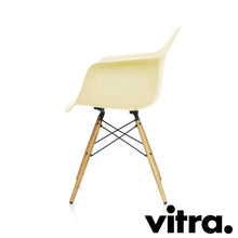 Charger l'image dans la galerie, Vitra Eames Fiberglass Armchair DAW, Untergestell Esche, honigfarben & weitere Farben