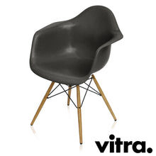 Charger l'image dans la galerie, Vitra Eames Fiberglass Armchair DAW, Untergestell Esche, honigfarben & weitere Farben