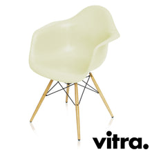 Charger l'image dans la galerie, Vitra Eames Fiberglass Armchair DAW, Untergestell Esche, honigfarben & weitere Farben