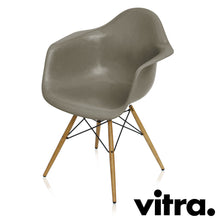 Charger l'image dans la galerie, Vitra Eames Fiberglass Armchair DAW, Untergestell Esche, honigfarben & weitere Farben