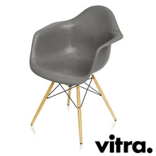 Charger l'image dans la galerie, Vitra Eames Fiberglass Armchair DAW, Untergestell Esche, honigfarben & weitere Farben