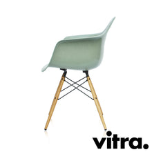 Charger l'image dans la galerie, Vitra Eames Fiberglass Armchair DAW, Untergestell Esche, honigfarben & weitere Farben