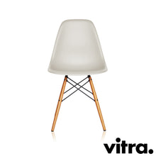 Lade das Bild in den Galerie-Viewer, Vitra Eames Plastic Side Chair DSW, Untergestell Ahorn, gelblich & weitere Farben