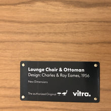 Carica l'immagine nel visualizzatore di Gallery, Vitra Lounge Chair & Ottoman - Amerikanischer Kirschbaum / Leder Premium F Nero (XL / Neue Maße)