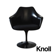 Charger l'image dans la galerie, Knoll Saarinen Tulip Armlehnstuhl, schwarz , drehbar mit Sitzkissen Tonus