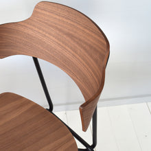 Lade das Bild in den Galerie-Viewer, Prostoria Strain Stuhl mit Armlehnen