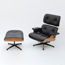 Carica l'immagine nel visualizzatore di Gallery, Vitra Lounge Chair & Ottoman - Amerikanischer Kirschbaum / Leder Premium F Nero (XL / Neue Maße)