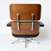 Charger l'image dans la galerie, Vitra Lounge Chair & Ottoman (XL / Neue Maße) - Nussbaum schwarz pigmentiert, Leder Premium F Nero, poliert