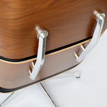 Charger l'image dans la galerie, Vitra Lounge Chair & Ottoman (XL / Neue Maße) - Nussbaum schwarz pigmentiert, Leder Premium F Nero, poliert