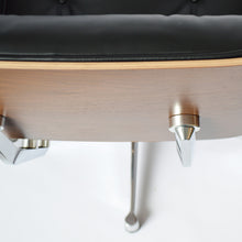 Charger l'image dans la galerie, Vitra Lounge Chair & Ottoman (XL / Neue Maße) - Nussbaum schwarz pigmentiert, Leder Premium F Nero, poliert
