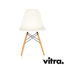 Lade das Bild in den Galerie-Viewer, Vitra Eames Plastic Side Chair DSW, Untergestell Ahorn, gelblich & weitere Farben