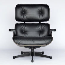 Afbeelding in Gallery-weergave laden, Vitra Eames Lounge Chair, schwarz / schwarz, Esche schwarz, Leder Premium F Nero (XL / Neue Maße)