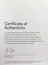 Afbeelding in Gallery-weergave laden, Vitra Eames Plastic Armchair RE - DAR, Untergestell schwarz (outdoor tauglich) & weitere Farben