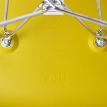 Afbeelding in Gallery-weergave laden, Vitra Eames Plastic Side Chair RE DSR, Untergestell Stahl verchromt & weitere Farben