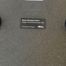 Charger l'image dans la galerie, vitra Eames Fiberglass Side Chair DSR, Untergestell schwarz & weitere Farben