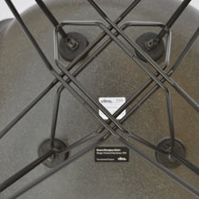 Charger l'image dans la galerie, vitra Eames Fiberglass Side Chair DSR, Untergestell schwarz & weitere Farben