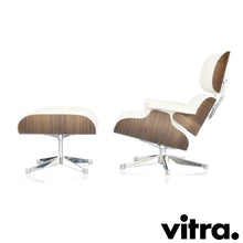 Charger l'image dans la galerie, Vitra Lounge Chair & Ottoman, poliert, Nussbaum weiss pigmentiert, Leder Premium F Snow (XL / Neue Maße)
