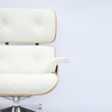 Charger l'image dans la galerie, Vitra Lounge Chair & Ottoman, poliert, Nussbaum weiss pigmentiert, Leder Premium F Snow (XL / Neue Maße)