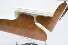 Charger l'image dans la galerie, Vitra Eames Lounge Chair & Ottoman, poliert, Amerikanischer Kirschbaum, Leder Premium F Snow (XL / Neue Maße)