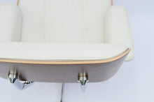 Charger l'image dans la galerie, Vitra Eames Lounge Chair & Ottoman, poliert, Amerikanischer Kirschbaum, Leder Premium F Snow (XL / Neue Maße)