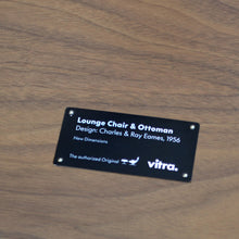 Lade das Bild in den Galerie-Viewer, Vitra Lounge Chair & Ottoman, poliert, Nussbaum weiss pigmentiert, Leder Premium F Ton (XL / Neue Maße)
