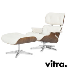 Charger l'image dans la galerie, Vitra Lounge Chair & Ottoman, poliert, Nussbaum weiss pigmentiert, Leder Premium F Snow (XL / Neue Maße)
