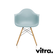 Lade das Bild in den Galerie-Viewer, Vitra Eames Plastic Armchair RE - DAW, Untergestell Esche, honigfarben & weitere Farben