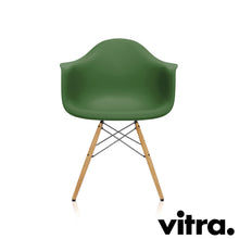 Lade das Bild in den Galerie-Viewer, Vitra Eames Plastic Armchair RE - DAW, Untergestell Esche, honigfarben & weitere Farben