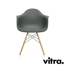 Lade das Bild in den Galerie-Viewer, Vitra Eames Plastic Armchair RE - DAW, Untergestell Esche, honigfarben & weitere Farben