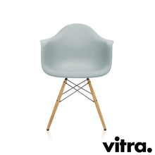 Lade das Bild in den Galerie-Viewer, Vitra Eames Plastic Armchair RE - DAW, Untergestell Esche, honigfarben & weitere Farben