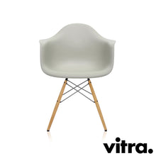 Lade das Bild in den Galerie-Viewer, Vitra Eames Plastic Armchair RE - DAW, Untergestell Esche, honigfarben & weitere Farben