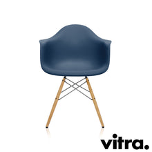 Lade das Bild in den Galerie-Viewer, Vitra Eames Plastic Armchair RE - DAW, Untergestell Esche, honigfarben & weitere Farben