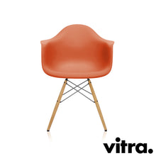 Lade das Bild in den Galerie-Viewer, Vitra Eames Plastic Armchair RE - DAW, Untergestell Esche, honigfarben & weitere Farben