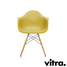 Lade das Bild in den Galerie-Viewer, Vitra Eames Plastic Armchair RE - DAW, Untergestell Esche, honigfarben & weitere Farben