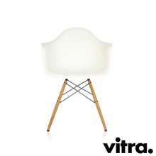 Lade das Bild in den Galerie-Viewer, Vitra Eames Plastic Armchair RE - DAW, Untergestell Esche, honigfarben & weitere Farben