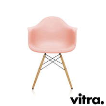 Lade das Bild in den Galerie-Viewer, Vitra Eames Plastic Armchair RE - DAW, Untergestell Esche, honigfarben & weitere Farben