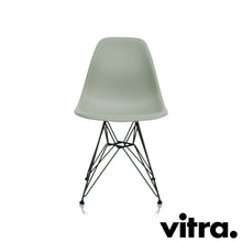 Lade das Bild in den Galerie-Viewer, Vitra Eames Plastic Side Chair RE DSR, Untergestell schwarz (outdoor tauglich) & weitere Farben