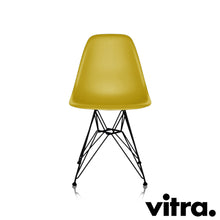 Lade das Bild in den Galerie-Viewer, Vitra Eames Plastic Side Chair RE DSR, Untergestell schwarz (outdoor tauglich) & weitere Farben